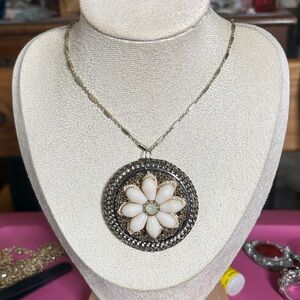 Elegant Gold and White Floral Pendant Necklace